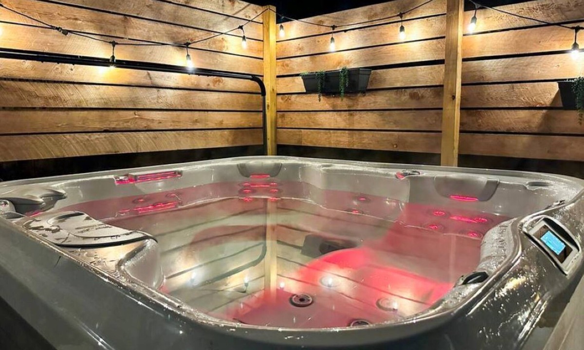 Lincoln House | Basecamp R&R: Hot Tub Fire Pit BBQ Private Yard Walk to Shops