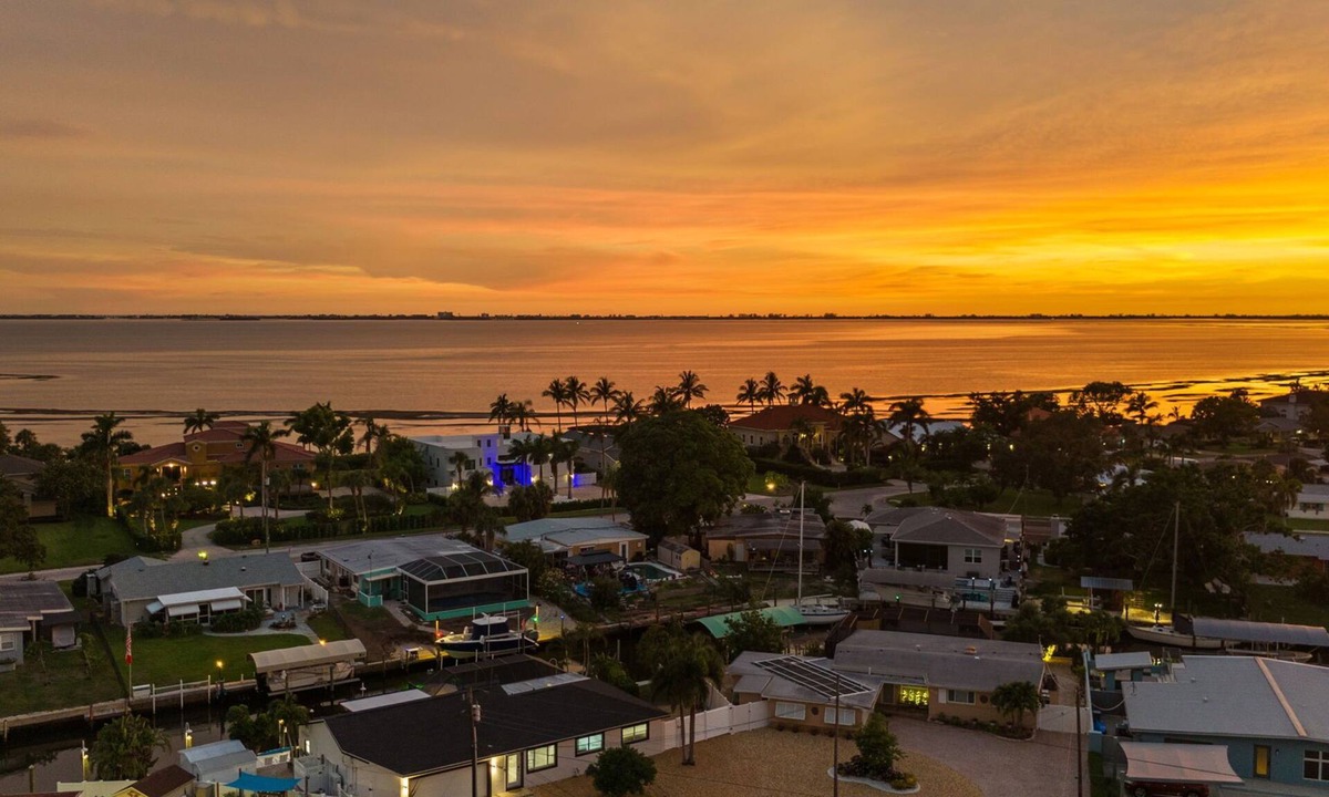 Bayshore Gardens House | ⚓Bayside Hideaway! Private pool with water view and canal side dock! ⚓