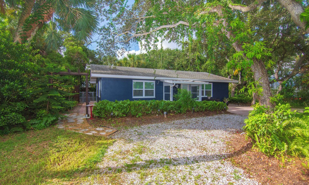 Old Orchid House | Beach Bungalow w/Private Beach Access 1 BD, 2 BA, Dogs Welcome, Quiet
