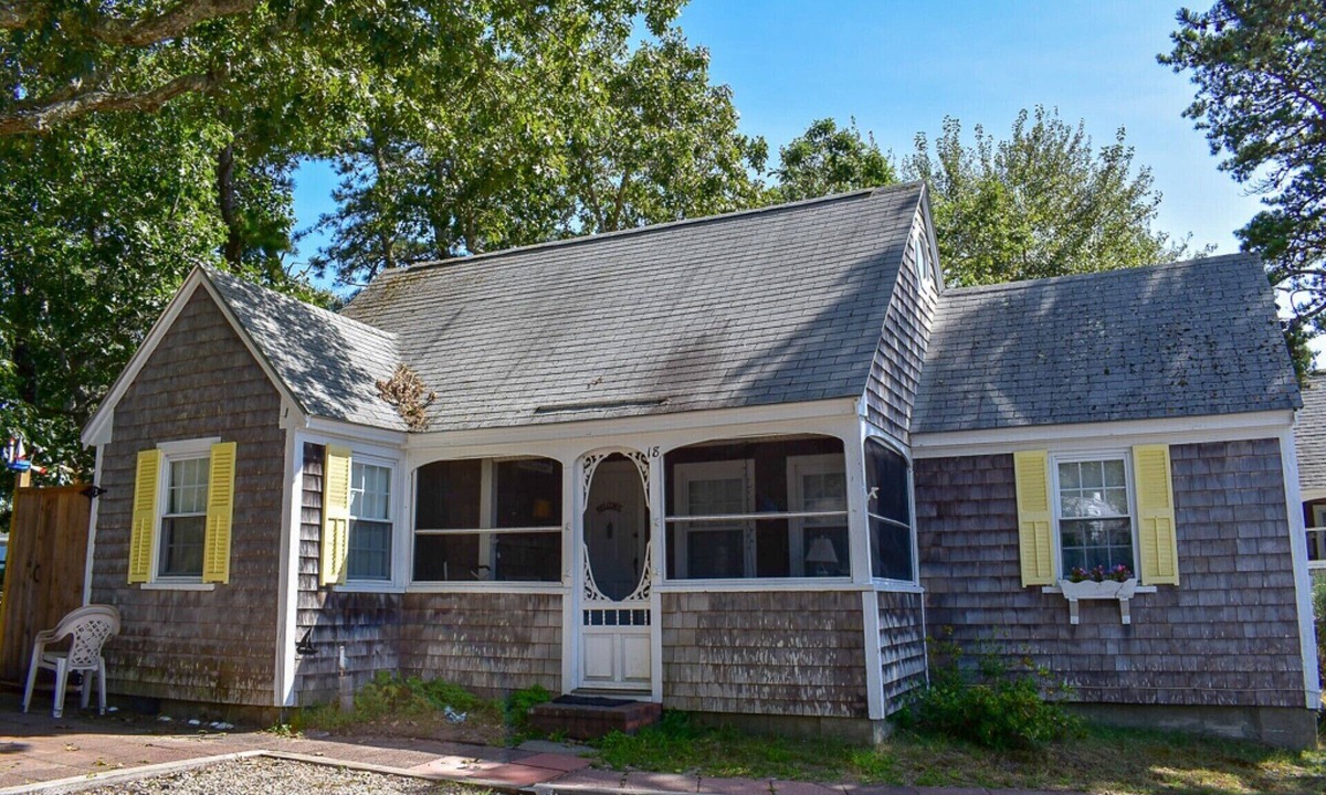 Dennis Port House | Beach Hills Rd 18. Cute cottage less than 200 yards from sandy beach