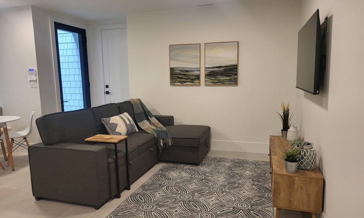 Dollarton Apartment | Beach House Deep Cove modern retreat. Private safe seaside waterfront retreat.