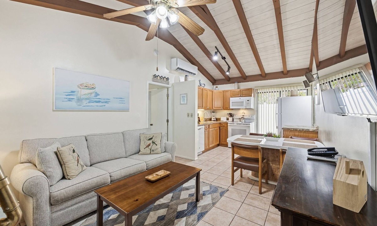 Palm Beach Shores Apartment | Beachside Rental w/Full Kitchen