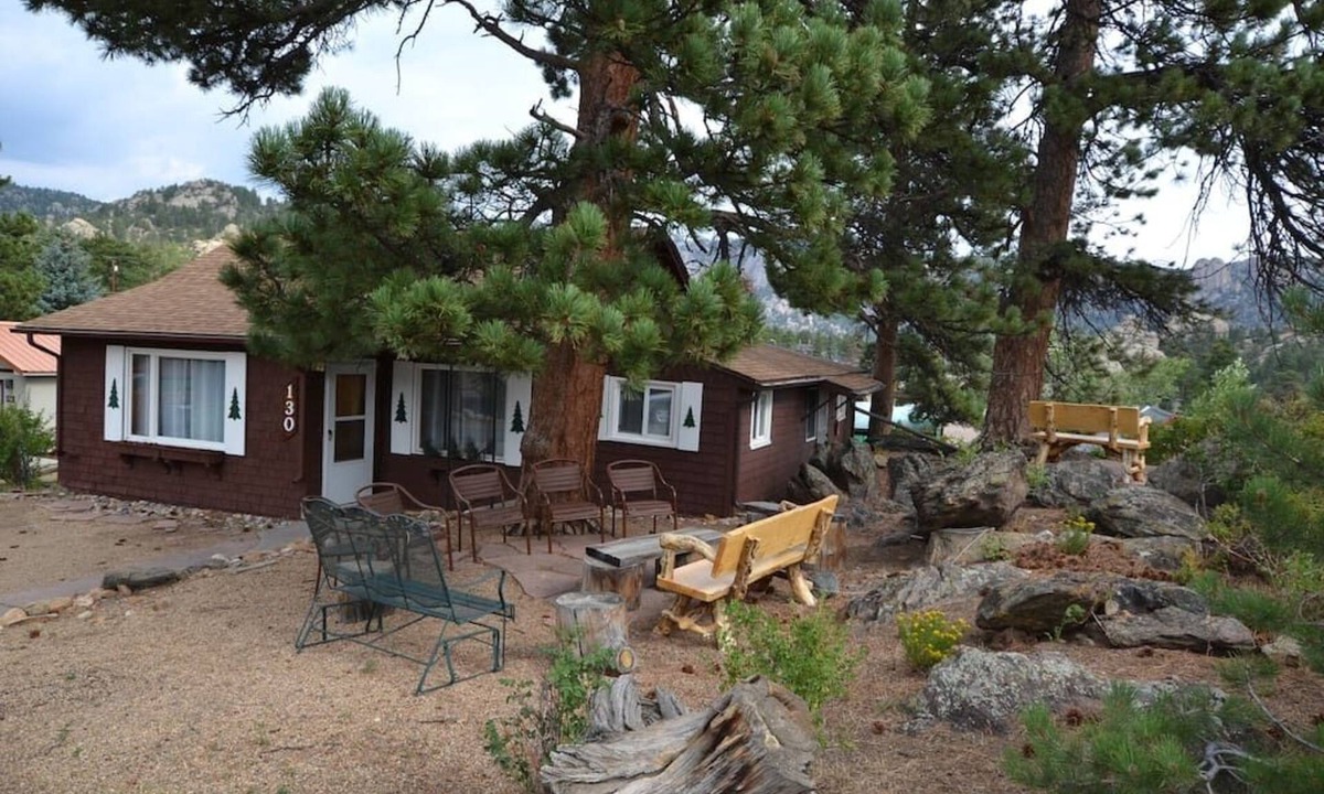 Estes Park Cottage | Bear Pause Cottage - 3 bedroom home - walk to town