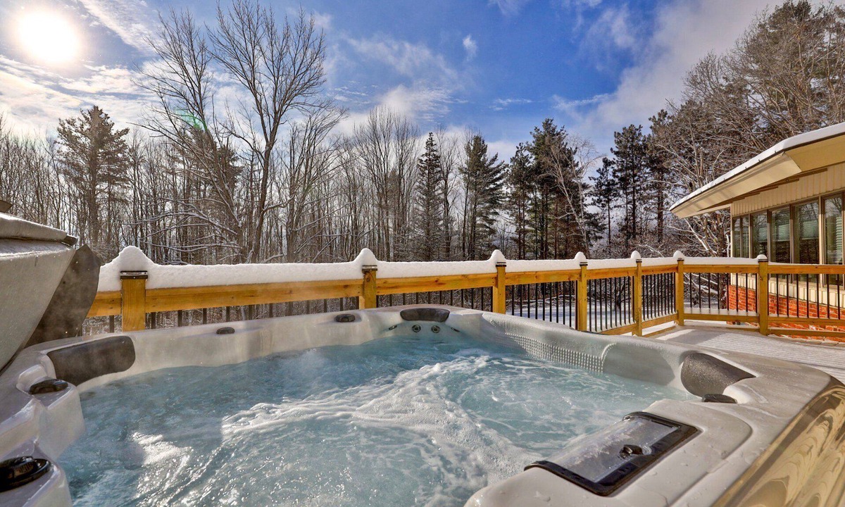 Mendon House | Bear Paw Cabin: 3 Living Areas, Hot Tub & Chef's Kitchen 5 Mins to Pico