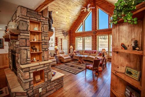 San Juan River Village Ski Chalet | Bear Paw Log Cabin4Bed4 BathHOT TUBFire Pit