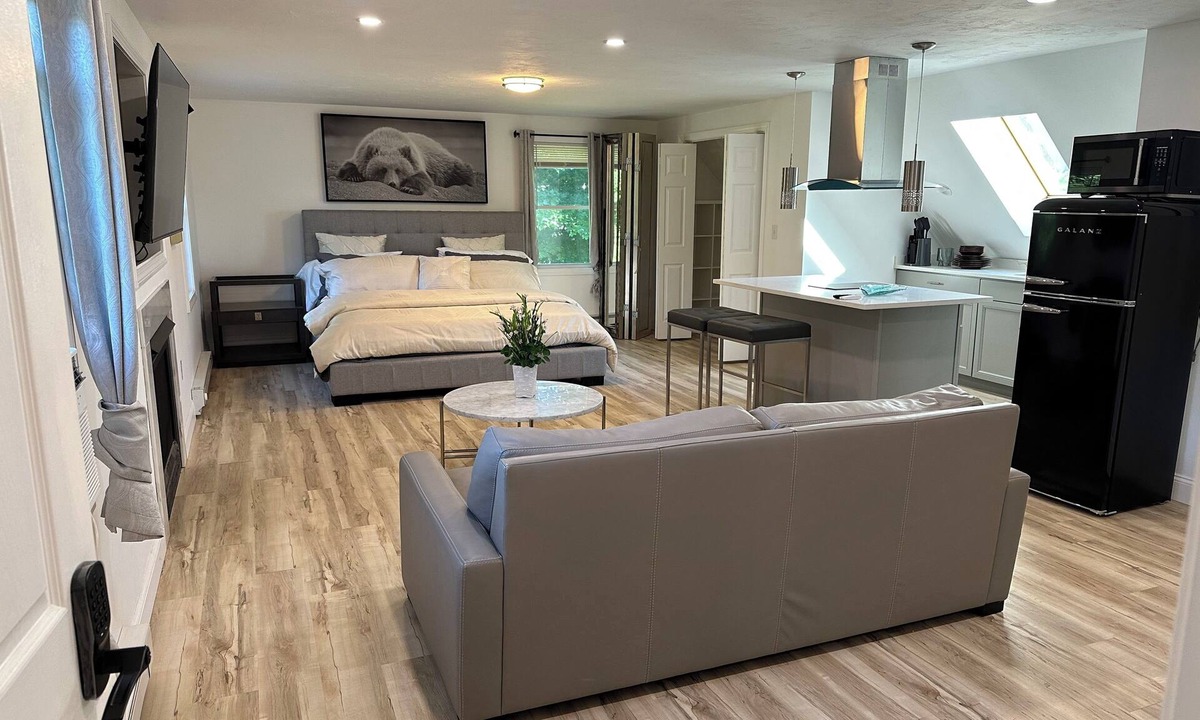Raynham Apartment | Beatiful Studio in Raynham MA, minutes to shopping, Massasoit State park, etc