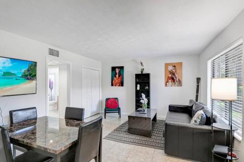 La Hacienda Apartment | Beautiful 1bd, prime location, parking, pets 828-2