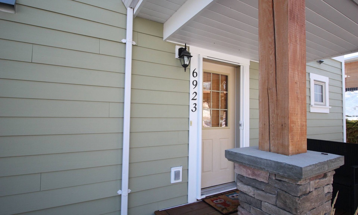 Central Okanagan House | Beautiful 3 Bedroom Pet Friendly Cottage on Lake Okanagan