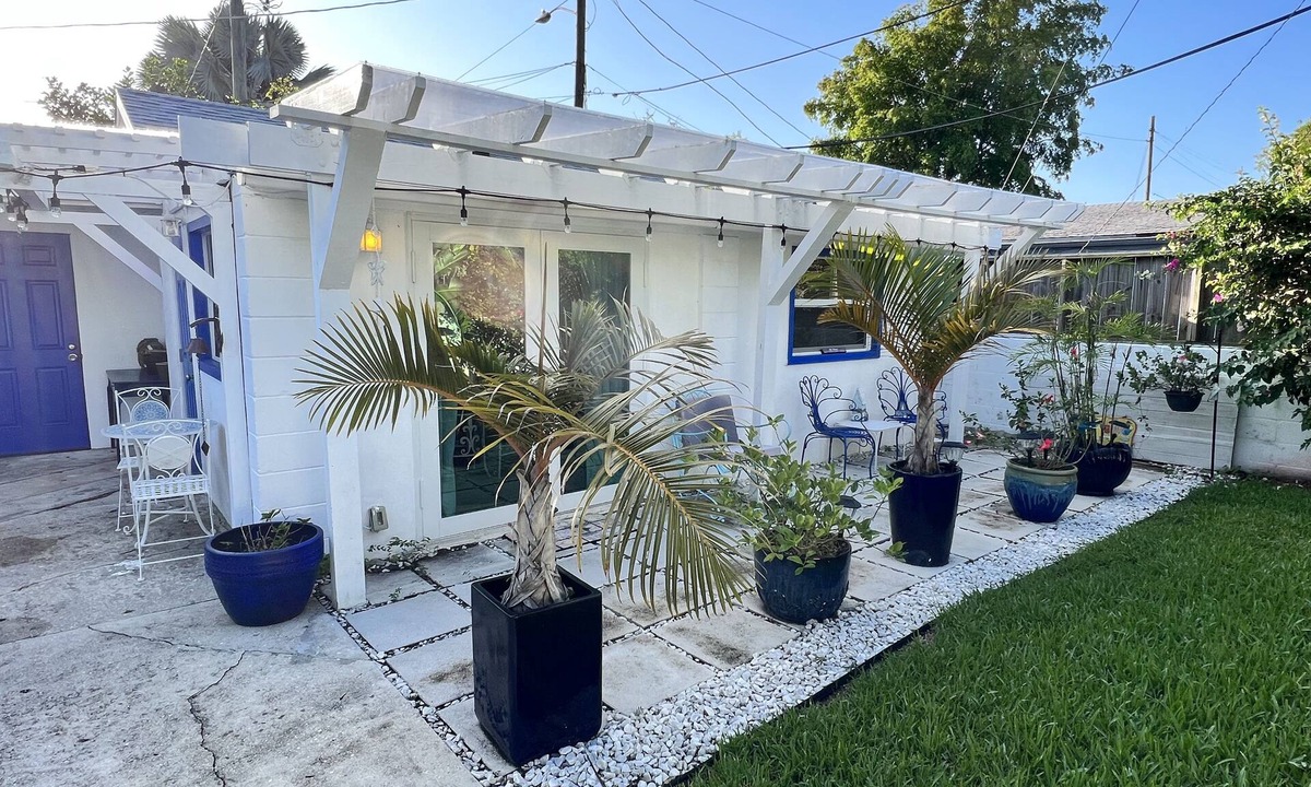 Poinciana Park Cottage | Beautiful beach inspired cottage@Old Northwood 10min to PBI, beach, downtown WPB