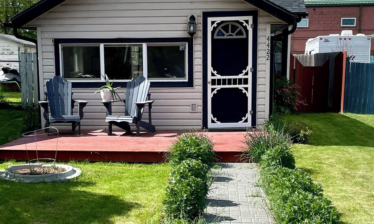 Markerville Cabin | Beautiful Cabin Steps Away From The Beach