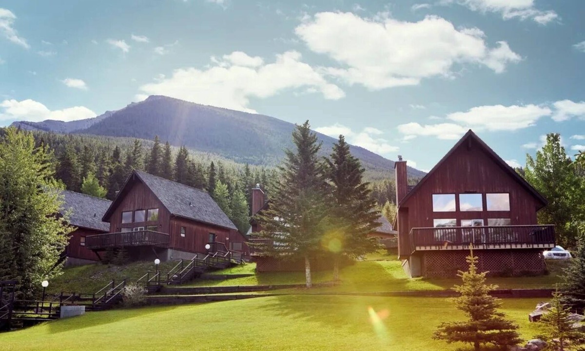 Canmore Ski Chalet | Beautiful Chalet in the Mountains with Pool and Hot Tubs