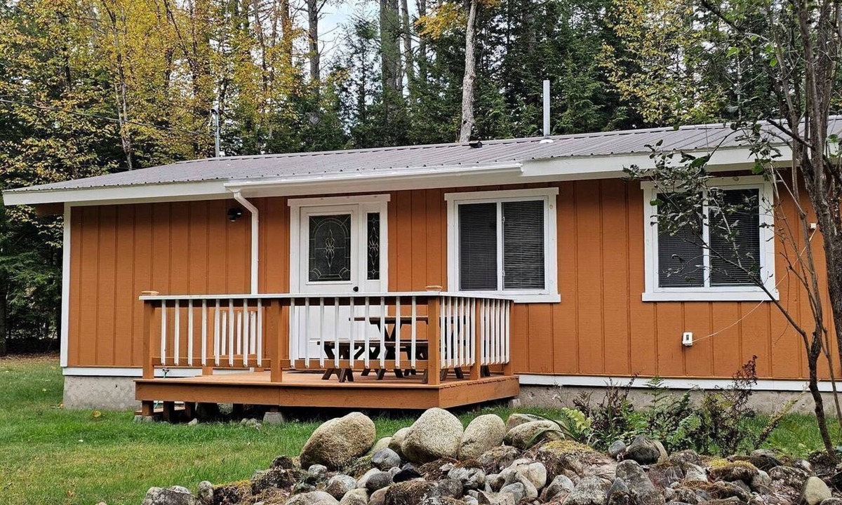 Bath Cabin | Beautiful Cozy Cabin with Hot Tub and Fire Pit near Haverhill, New Hampshire