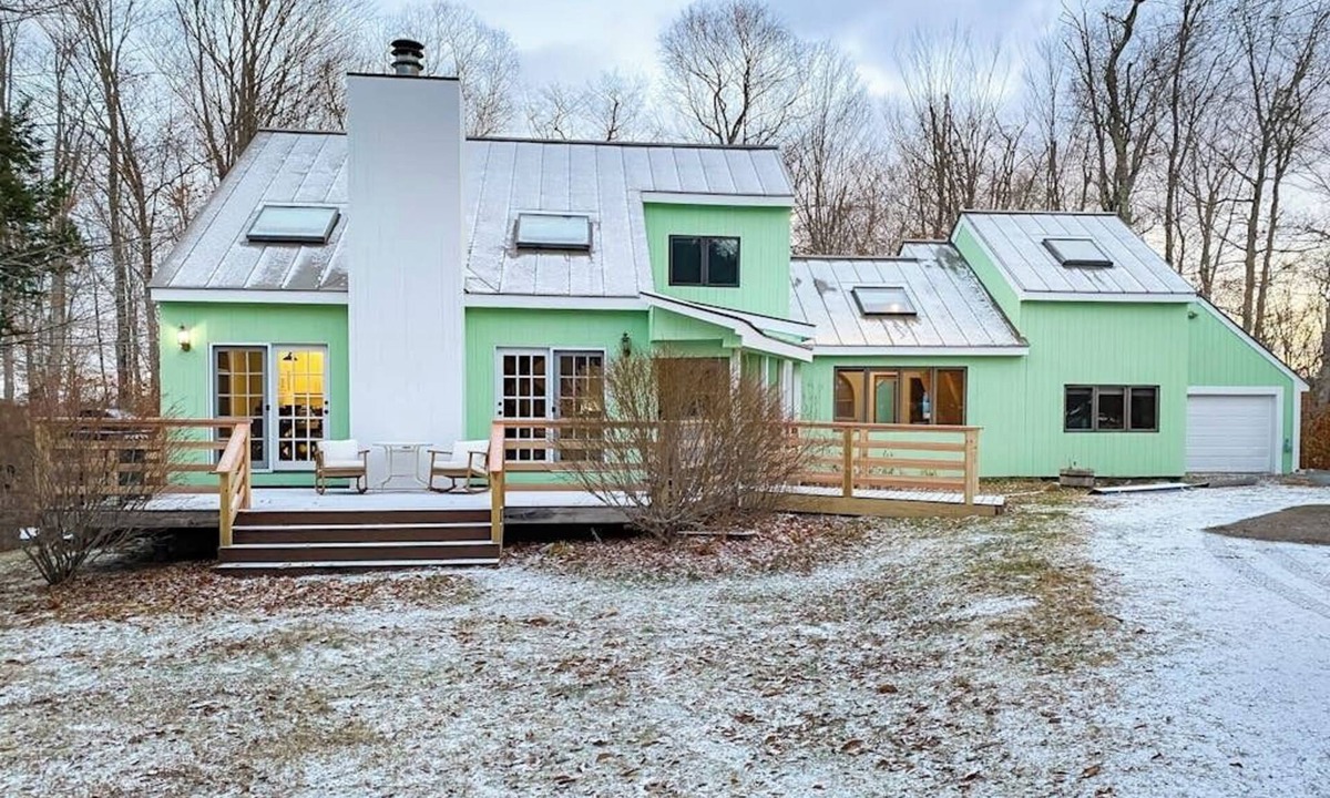Mountain Acres House | Beautiful dog-friendly house w/fireplace, firepit, bbq, deck, patio, w/d, wifi