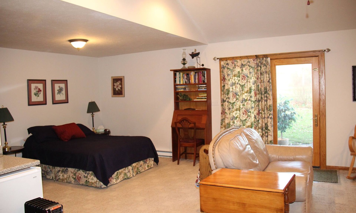 Norton Apartment | Beautiful Garden Apartment Easy Access to Akron, Cleveland, and Amish Country