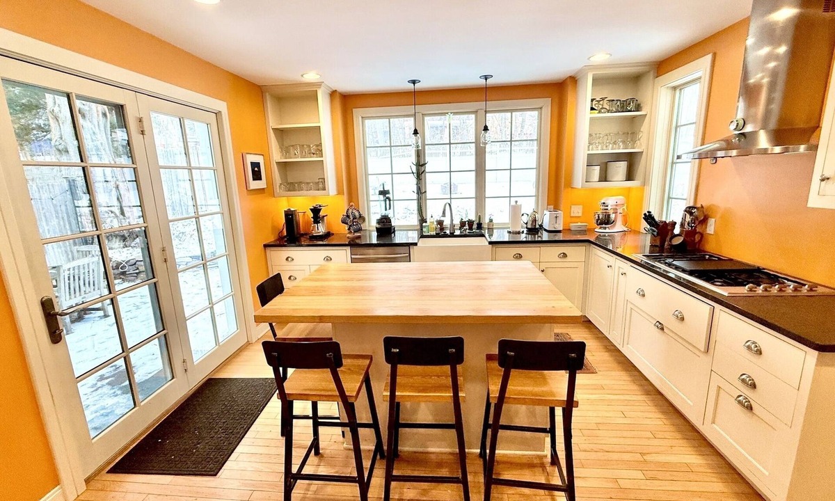 South End House | Beautiful home in Burlington's South End, humans and dogs welcome!