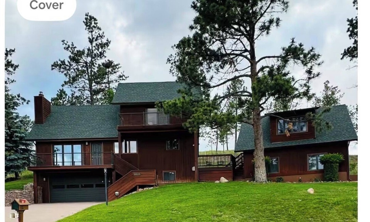 Rapid City House | Beautiful Home W/Guest Home, sleeps 13 Bike Garage