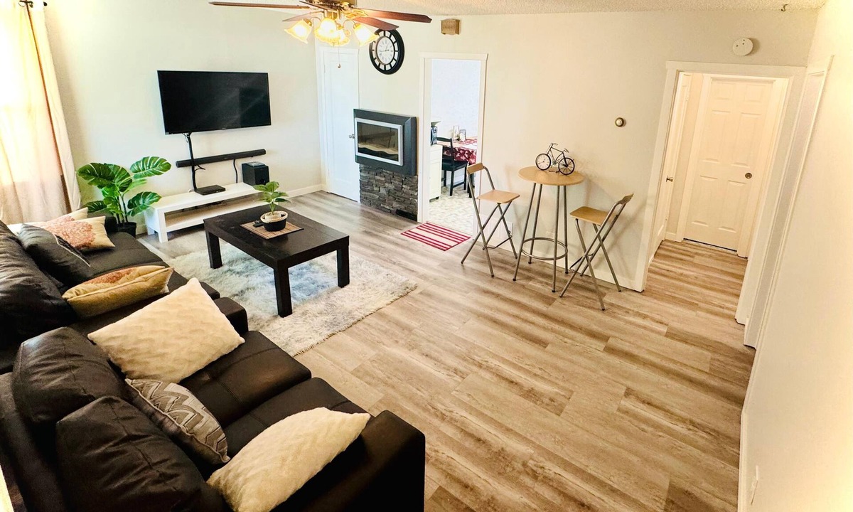 Leduc House | Beautiful house/self check in/7 mins to YEG Airport/Nature walk🌴