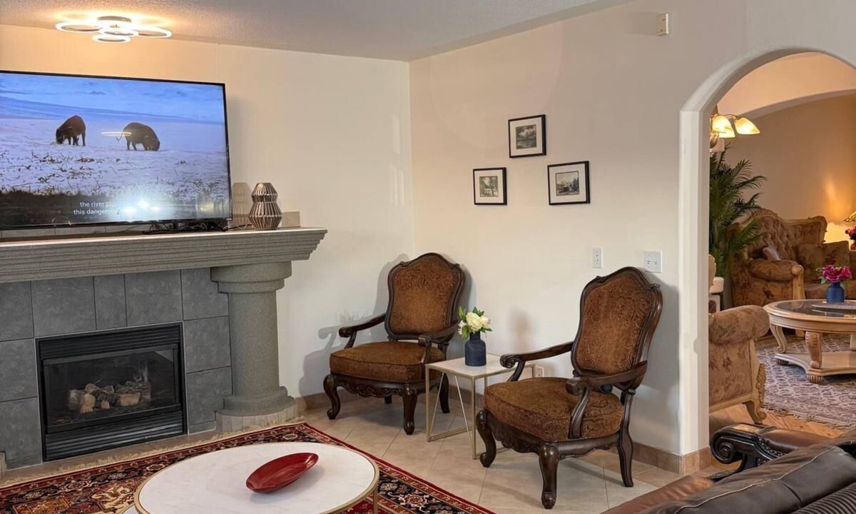 Calgary House | Beautiful & Luxurious 3 Bedroom Home Near All Amenities!