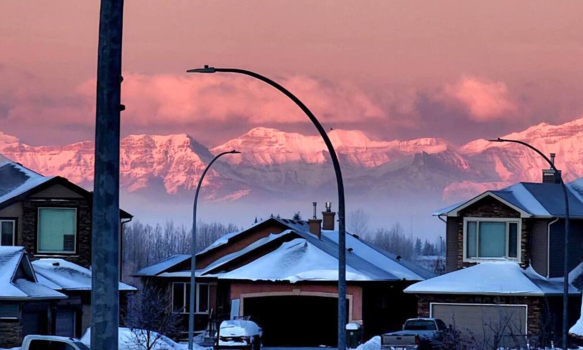 Cochrane House | Beautiful Modern Home 4BDR near Banff + Skiing!