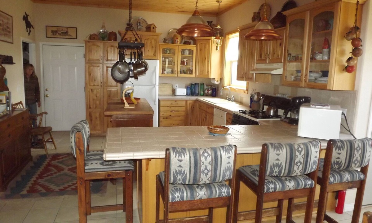 Montrose House | Beautiful Mountain Views on Loghill Mesa. Stay 7 nights, get 13 % discount.