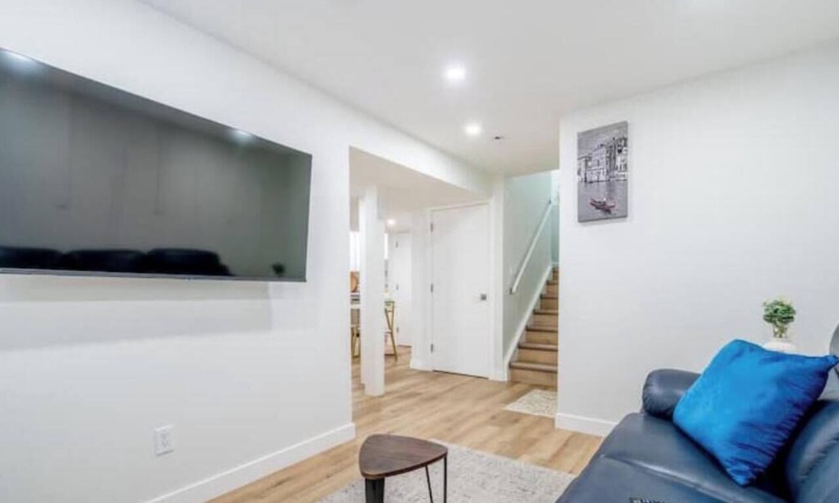 Regina House | Beautiful private suite -Harbour landing Regina