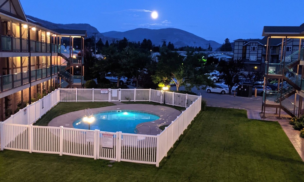 Okanagan-Similkameen Condo | Beautiful relaxing large condo, steps from the beach.