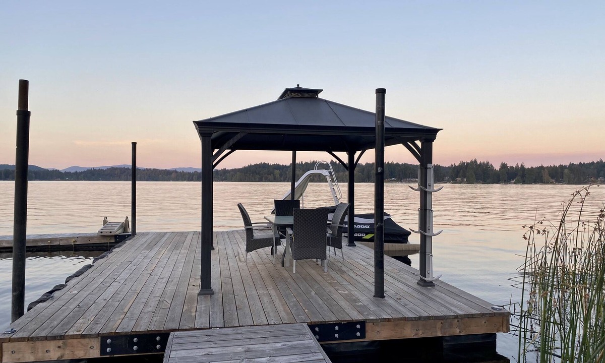 Shawnigan Lake House | Beautiful Sunny Lakefront house on Shawnigan Lake