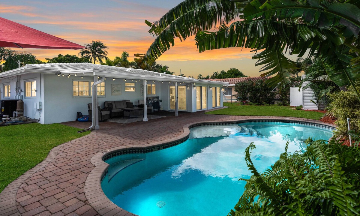 Garden Isles House | Beautiful tropical villa with heated pool, modern furniture - close to the beach