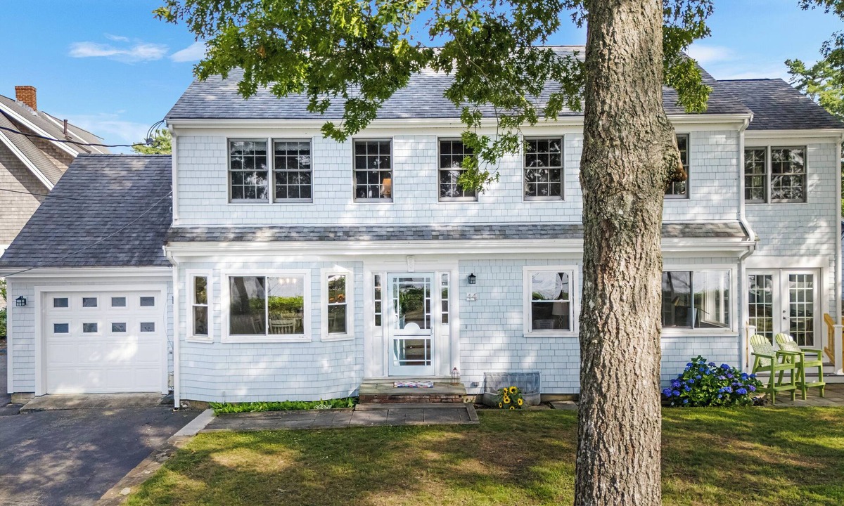 Wareham House | Beautiful waterfront property and steps away from multiple beaches