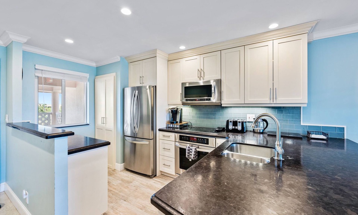 Bella Vista Condo | Beautifully renovated top floor condo with lake view, minutes from the beach