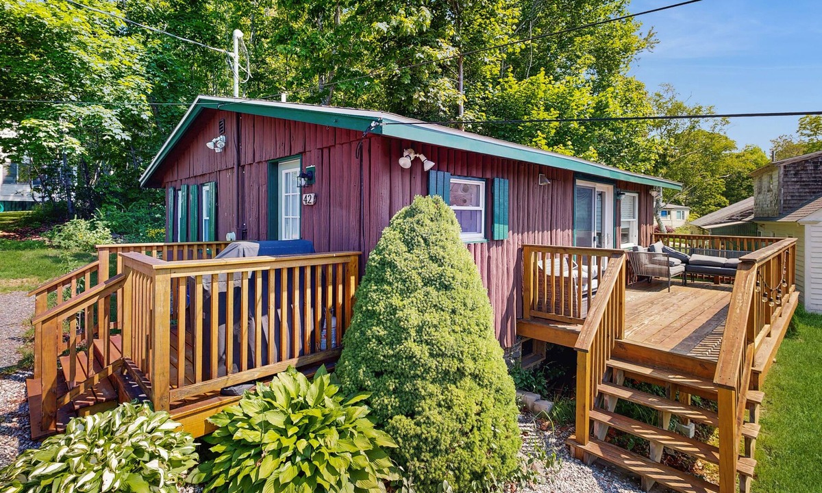 Boothbay Harbor Cabin | Beautifully updated cabin near town & Barrett's Park with deck, BBQ, & W/D