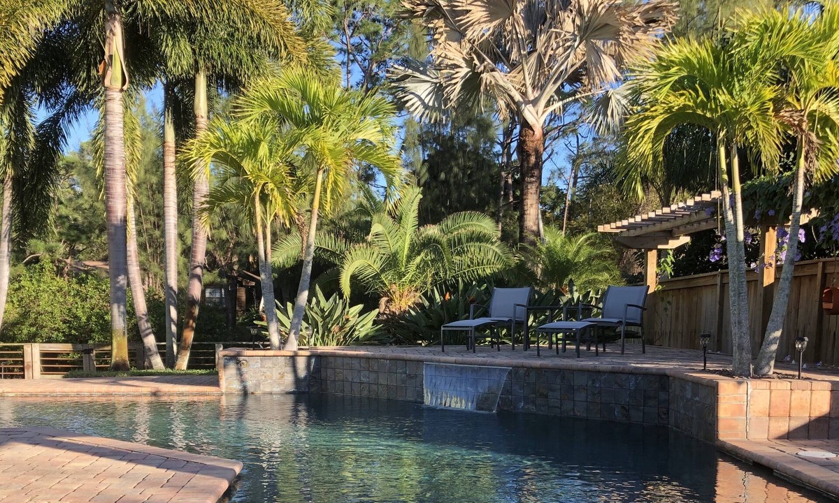 Stuart Bed & Breakfast | Bella's a Tropical Treasure Room#1 no fees Queen bed, In-suite bath