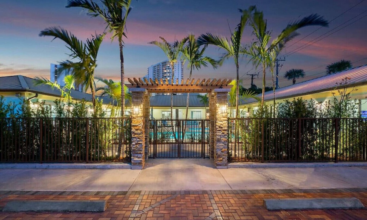 Singer Island Apartment | Bermuda Bungalows #4 🌴🏄‍♀️Quick Walk to Public Beach 🏊🩴Pool/Spa On-Site 🏖️🌅Downtown Singer Island 🌊😎Walk to Restuarants, Bars, Shops 🐬🌞Free On-Site Parking!