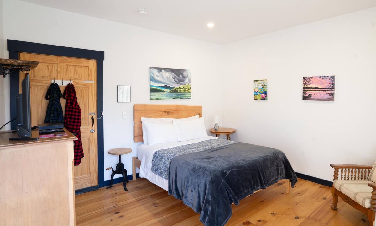 Hinesburg Hotel | Berry Sunset - private room in a Cozy boutique hotel in Hinesburg, Vermont
