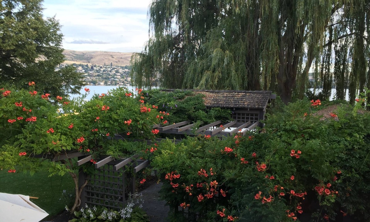 Vernon House | Best lot on the lake
