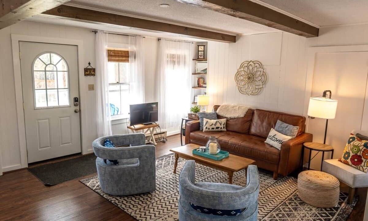 Franconia Apartment | Big Red Retreat: 2BR Franconia | Sleeps 6 | Clean & Cozy Gem