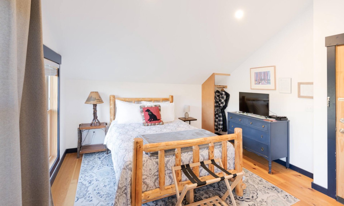 Hinesburg Hotel | Birch Sunrise - private room in a Cozy boutique hotel in Hinesburg, Vermont