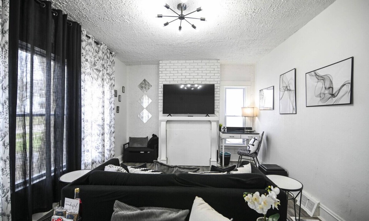 East Cleveland Apartment | Black & White Bliss | Themed | Sleeps 8