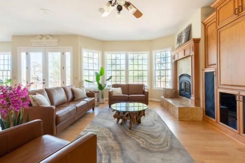 Almont Villa | Blue Stone Chateau Yosemite Pool Spa Secluded