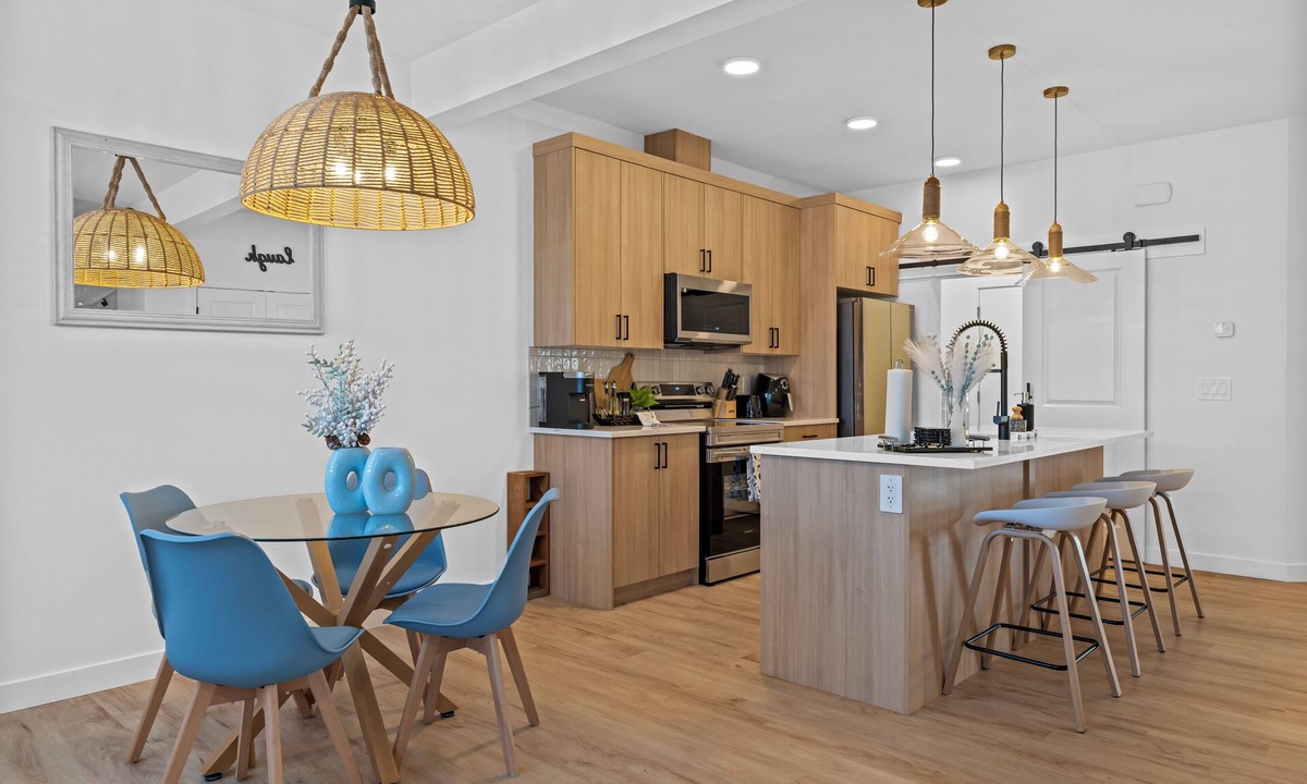 Southwest Edmonton House | BN 3BR Full Home|Near Airport|WEM|Keswick|Sleeps 8