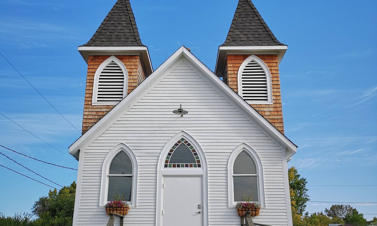Hawarden House | Boutique rental suite in antique church,15 mins from Lake Diefenbaker! Sleeps 6+