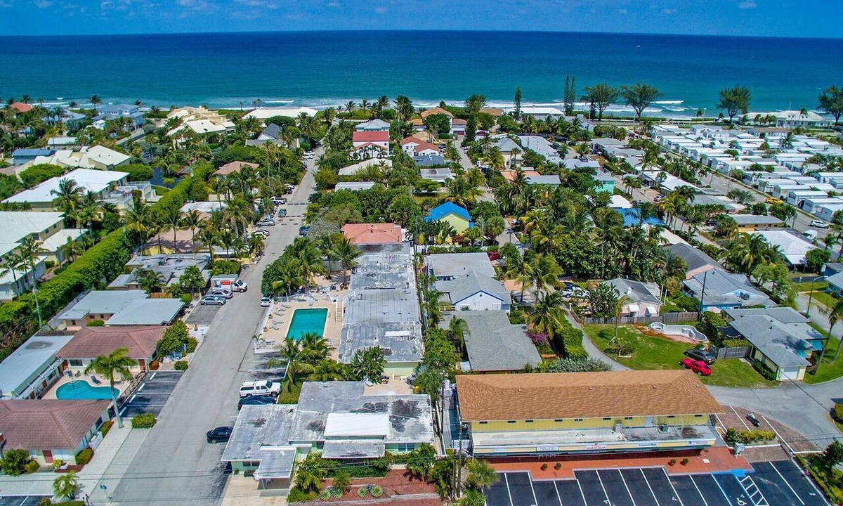 Ocean Ridge Apartment | Boynton Beach, Sea view beach studio 9 w large pool