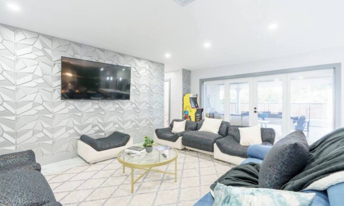 Hollywood Hills House | Brand NEW 5 BedRM/5 BTH POOL HM!