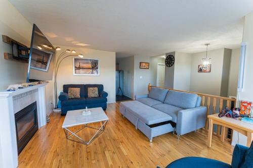 Hinton House | Bright 3BR Upper Suit, 23 min to Jasper NP