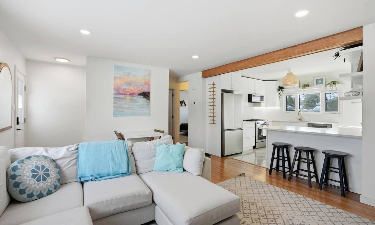 Saskatoon House | Bright & Fully Renovated Retreat - Holiday Home
