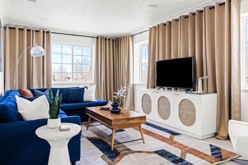 West Colfax Apartment | Bright & Modern Retreat - King Beds - Sloans Lake