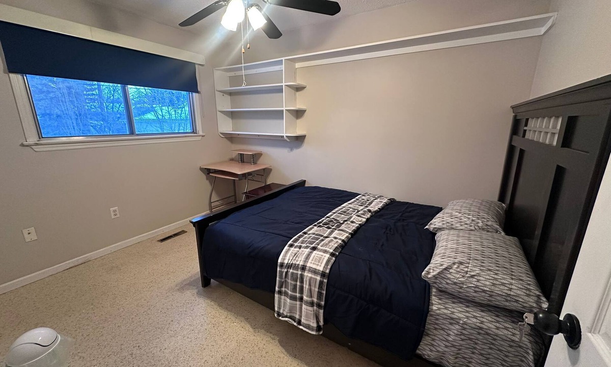 Jasper Place House | Bright Private Room in Safe Area – 10 Min Walk to Shops & Transit - Room No.3