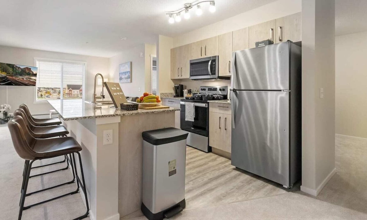 Calgary House | Bright & Spacious condo, 2BR+2Bath+Heated Parking