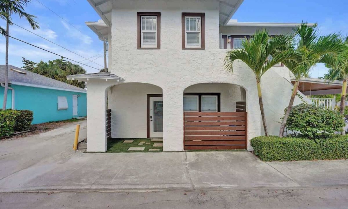 Mango Groves Apartment | Bright Studio Retreat w/Kitchen at Lake Worth