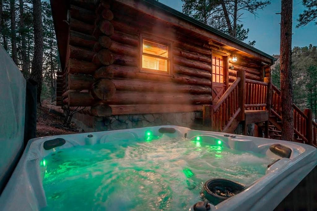 Rapid City House | Buffalo Lodge- Cozy Log House with Hot Tub